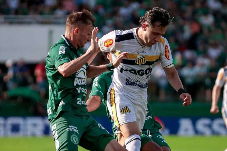 Chapecoense vence e encosta no G4 da Série B -