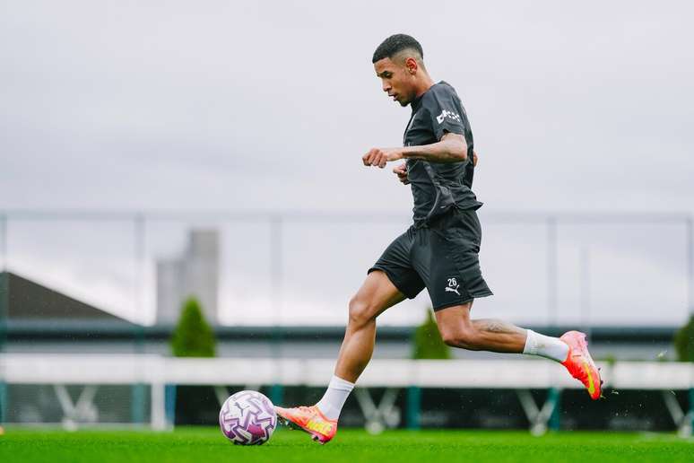 Savinho durante atividade de prepara&ccedil;&atilde;o do City &ndash;