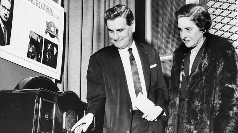 William Taynton and Margaret Baird, wife of the Scottish event John Logie Baird, inspect one of his first television devices in a reception in honor of the event in London on August 14, 1963