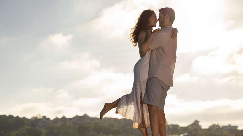 Descubra as 4 combinações de signos perfeitas para Libra e entenda por que esses pares têm tudo para viver romances intensos e duradouros.