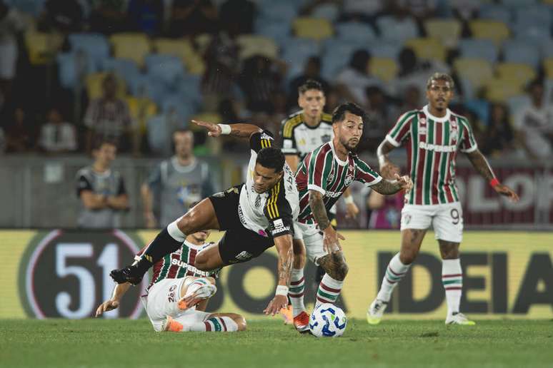 Hulk tries to leave the attack, but receives and loaded from Renê (lying down) and Lucho.