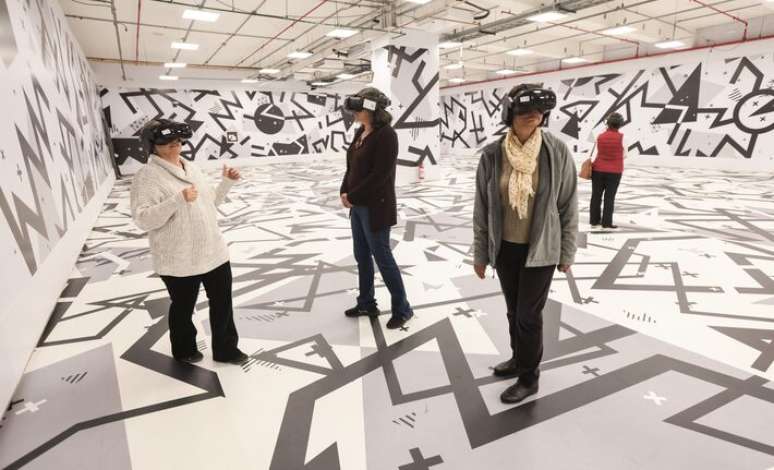 Visitantes na exposi&ccedil;&atilde;o 'Uma Noite com os Impressionistas, Paris 1874', feita totalmente com realidade virtual.
