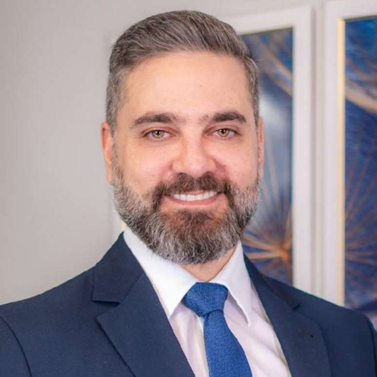 Eduardo Costa performs hair transplantation; Specialist indicates progress and treatments in baldness treatment