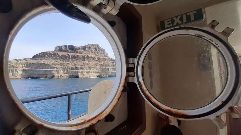 Vista da escotilha para o litoral de Puerto Mogán, nas ilhas Canárias