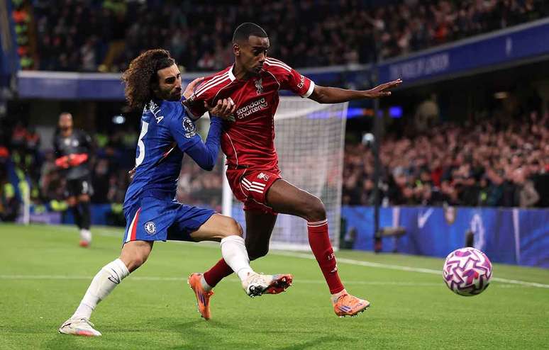 Alexander Isak e Marc Cucurella em disputa de bola na Premier League &ndash;