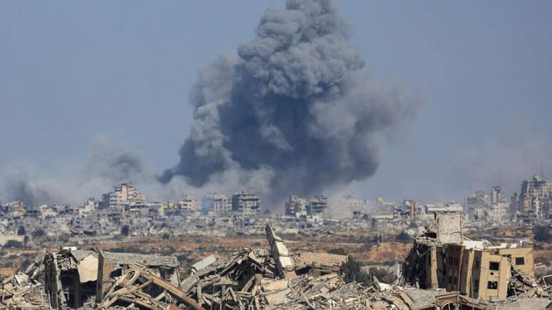 The bombing in Gaza continues after Hamas accepts the peace plan proposed by Trump