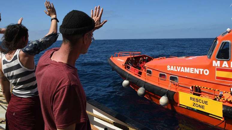 A guarda costeira recolhe os migrantes resgatados pela tripulação do Avontuur