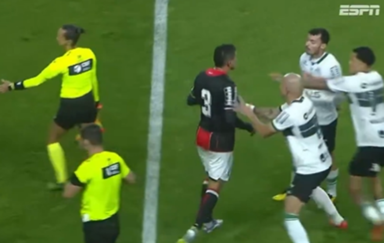 Zeca, do Coritiba, é vítima de agressão