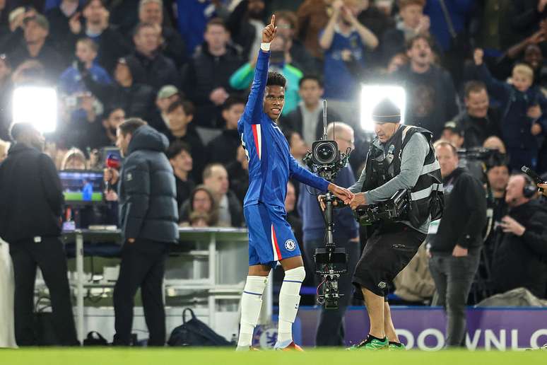 Estêvão comemora gol contra o Liverpool