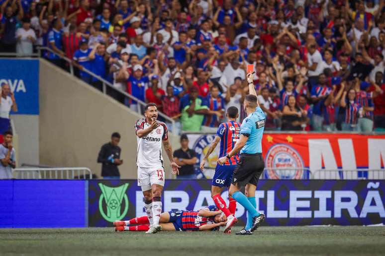 Danilo leva o vermelho logo aos 12 minutos. Momento-chave deste Bahia x Flamengo na FonteNova.