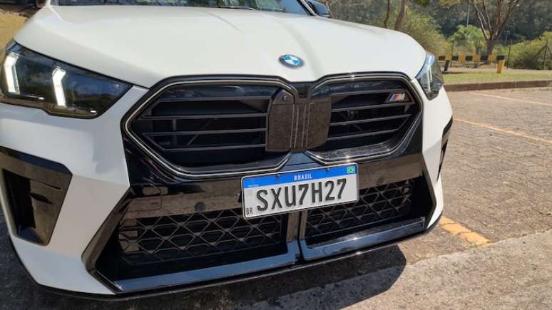 BMW X2 M35i tem grade com borda iluminada