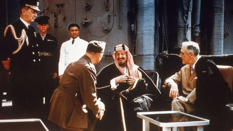 A vítima era filho do rei saudita Ibn Saud (c.1877-1953), aqui fotografado com o ex-presidente dos Estados Unidos, Franklin D. Roosevelt (1882-1945). Ibn Saud unificou e fundou a Arábia Saudita em 1932, após 30 anos de lutas