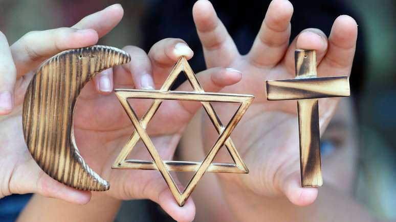 Religiões espelham retrato de época de sociedades que as criaram e moldaram