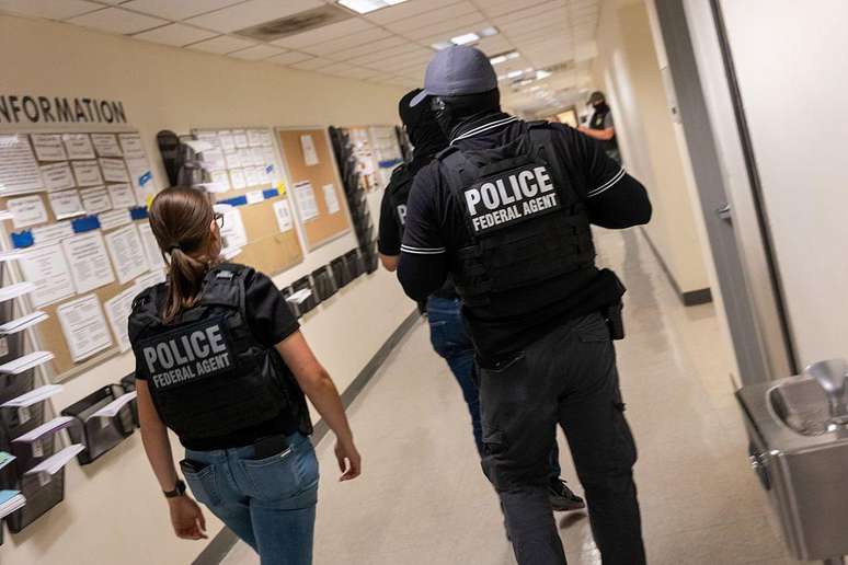 Há registros de imigrantes legais sendo detidos por agentes nas ruas dos EUA