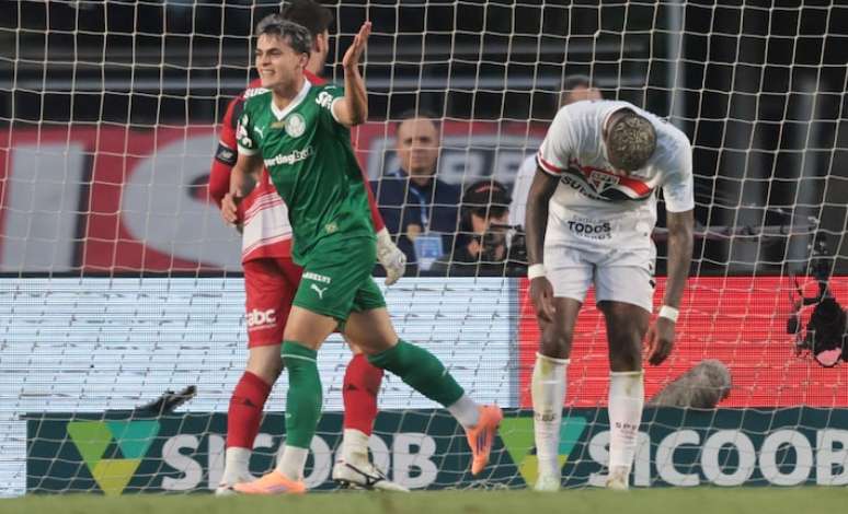 Paraguaio Sosa celebra gol da virada do Palmeiras no MorumBis