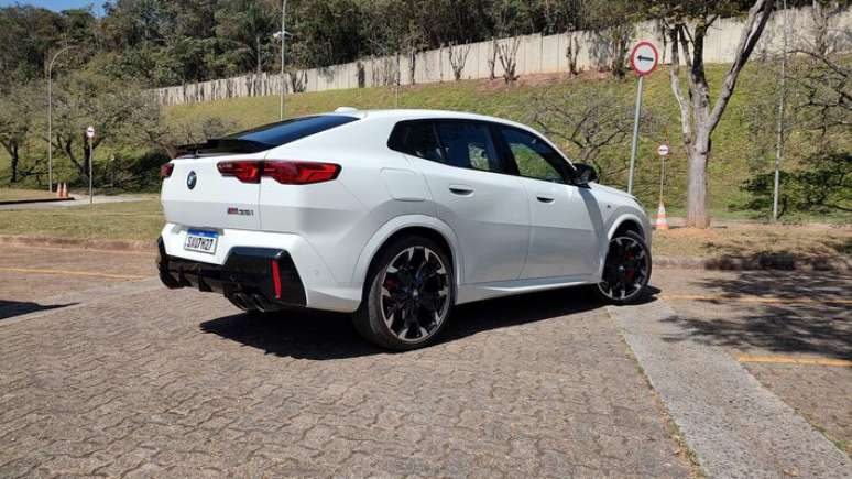 X2 M35i tem spoiler na tampa do porta-malas