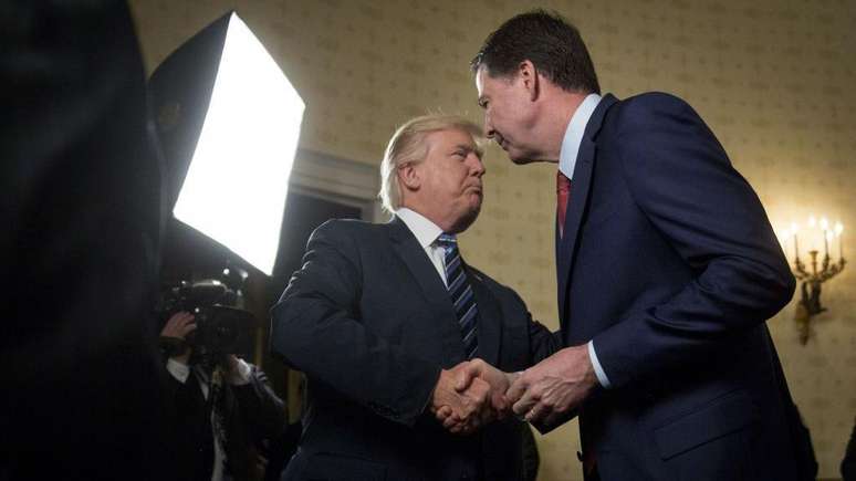 Trump havia dito que Comey (na foto, com ele) era 'culpado como o diabo', em uma mensagem na rede Truth Social, incentivando que ele fosse processado