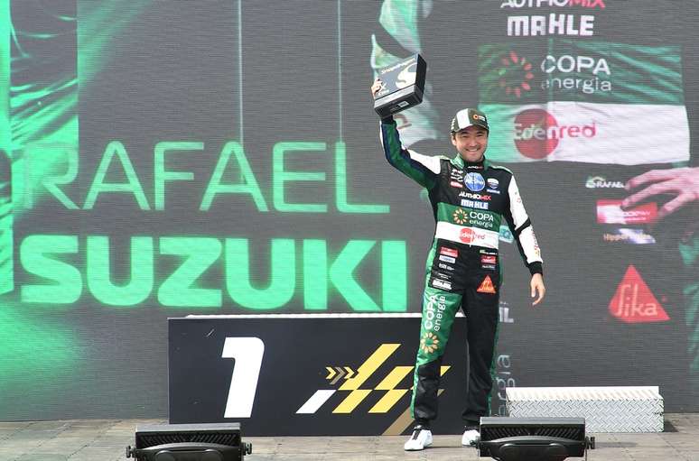 Rafael Suzuki comemora seu 1&deg; triunfo na temporada