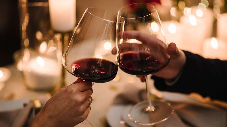 Sympathy of wine to attract joy and good companies