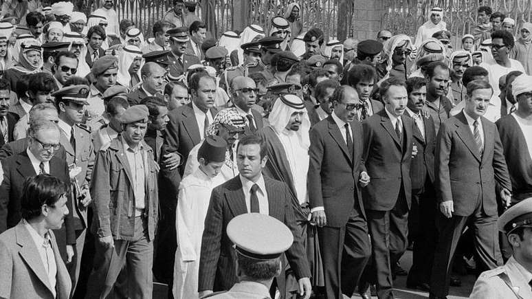 Inúmeros chefes de Estado assistiram ao funeral do rei Faisal, da Arábia Saudita. Ao lado do seu sucessor, o rei Khalid (1913-1982), o líder da OLP, Yasser Arafat (1929-2004), e o presidente do Egito, Anwar al-Sadat (1918-1981)