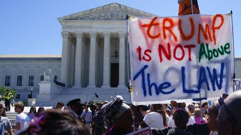 Manifestantes se reúnem no lado de fora da Suprema Corte americana, em julho de 2024