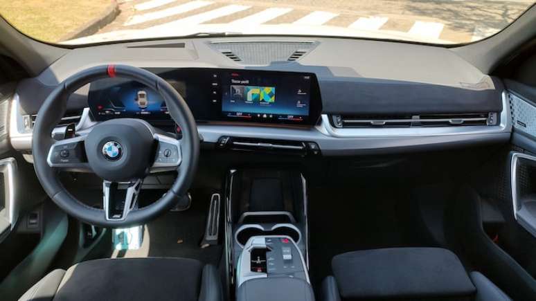 Volante tem revestimento de Alcântara e marcação vermelha na parte superior central