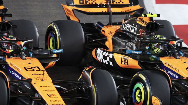 Oscar Piastri e Lando Norris no GP de Sinpagura