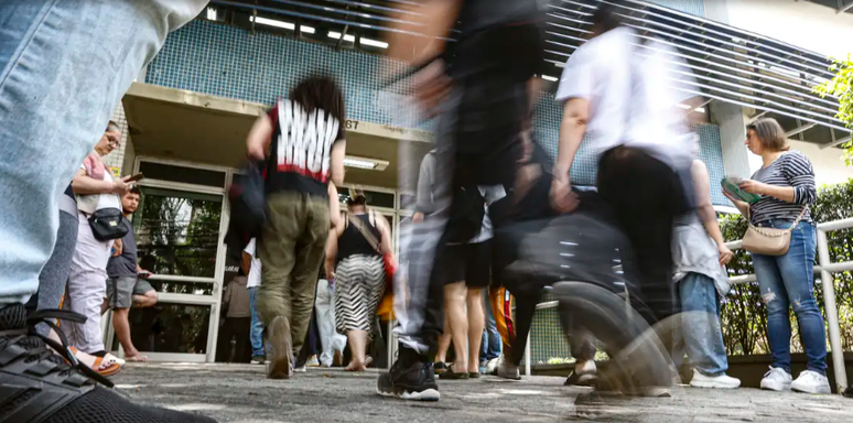 Participantes do Enem dos Concursos chegam para prova