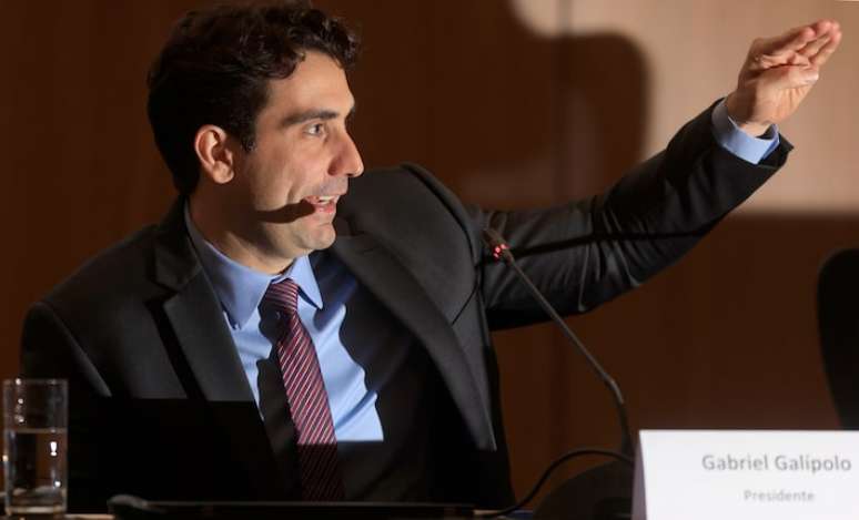 Para Galípolo, política econômica dos Estados Unidos é uma tentativa de resolver o déficit nas transações correntes do país, mas sem que o dólar perca a condição de moeda global