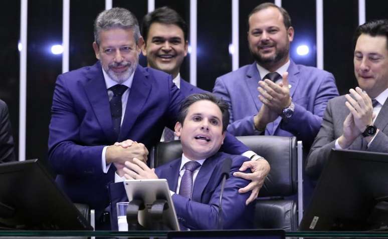 Câmara dos Deputados decide retirar de pauta a MP dos tributos e impõe revés ao governo Lula.