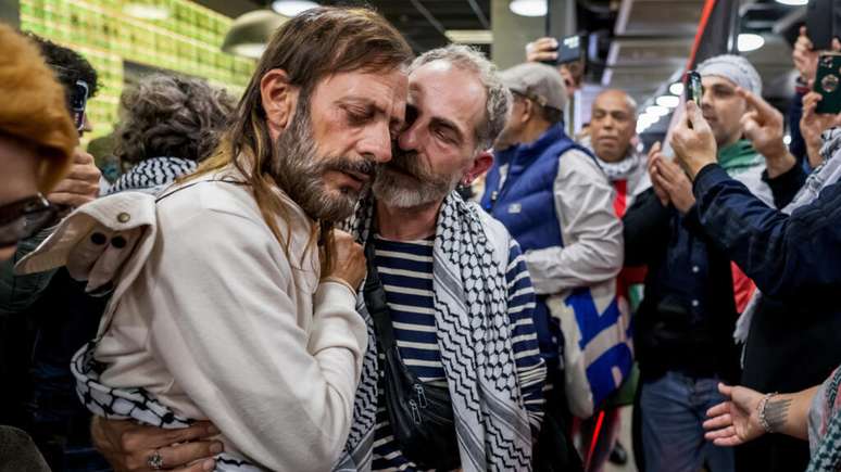 Ativistas suíços que integraram a flotilha Global Sumud foram acolhidos no aeroporto de Genebra no domingo, 5 de outubro de 2025.