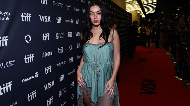 Charli xcx na premiere do filme "Sacrifice"
