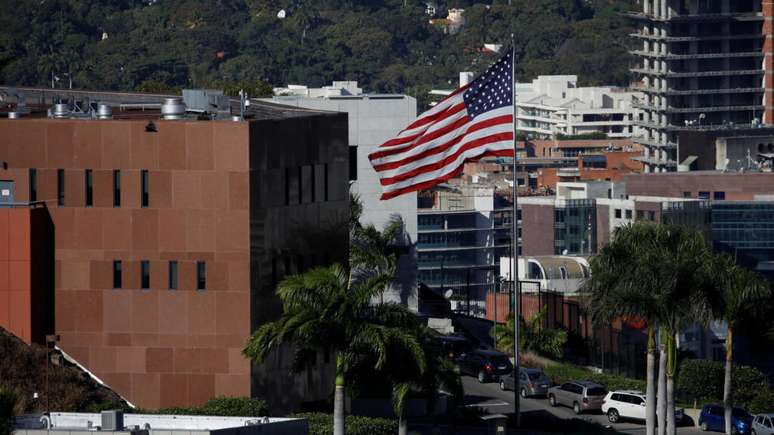 Bandeira dos EUA hasteada no edifício onde fica a sede diplomática norte-americana em Caracas, em 24 de janeiro de 2019.