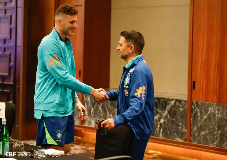 Rodrigo Caetano e Bento se cumprimentam na chegada a Seul –