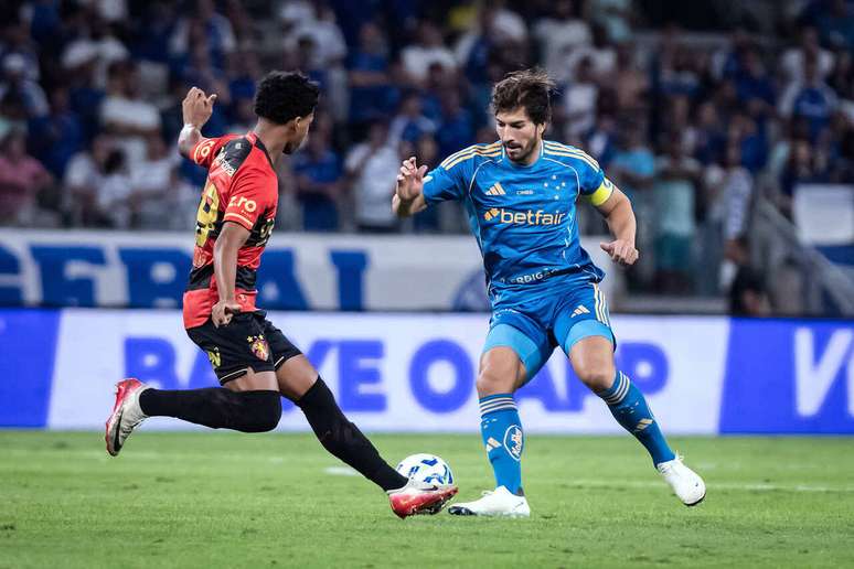 Lucas Silva corta a marcação e inicia um ataque para o Cruzeiro. 
