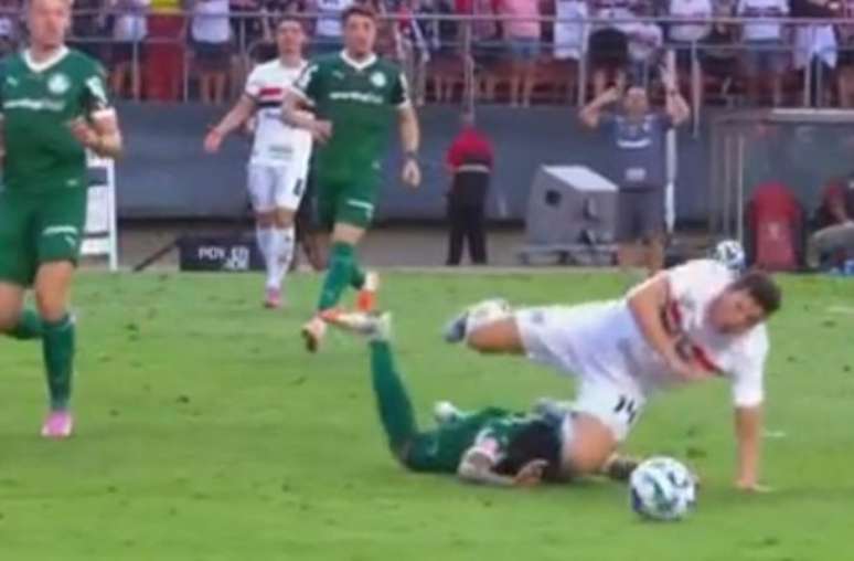 Jogo entre Grêmio e Bragantino teve lances que suscitaram queixas do Tricolor –