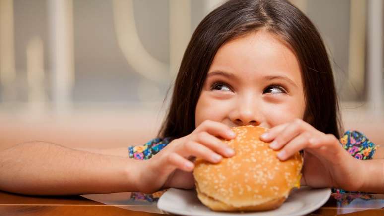 Crianças estão consumindo mais ultraprocessados; hábito aumenta o risco de obesidade, carências nutricionais e doenças futuras