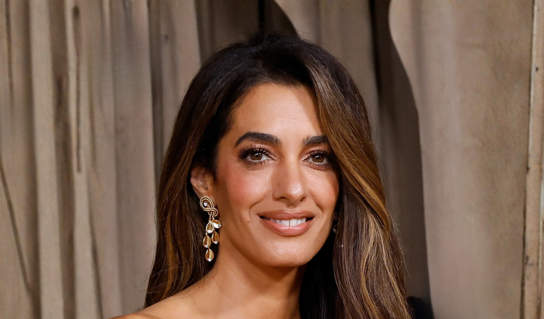 Esse vestido de festa de Amal Clooney tem a cor mais elegante para a temporada de Primavera-Verão.