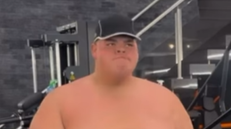Depois de perder 100kg, Gordão da XJ faz treino sem camisa e chama a atenção