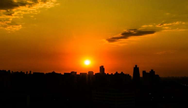 Registro de dia quente na cidade de São Paulo.