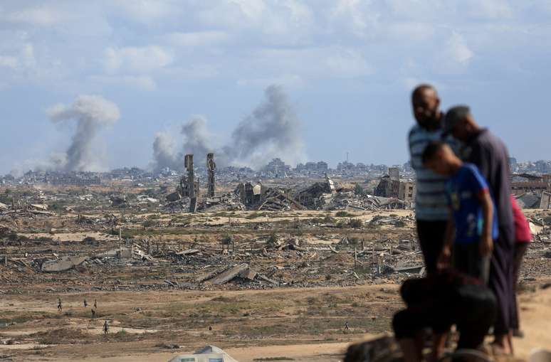 Fumaça sobe no céu da Cidade de Gaza após ataque israelense 06/10/2025 