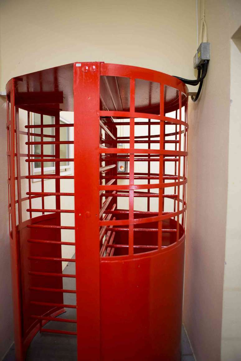 Um port&atilde;o de seguran&ccedil;a com catraca de altura total (mantrap) dentro do bunker. Cyberfort/A.R.E. Taylor, CC BY