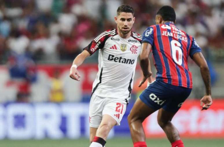 Fotos: Gilvan de Souza/Flamengo - Legenda: Jorginho em ação com a camisa do Flamengo diante do Bahia