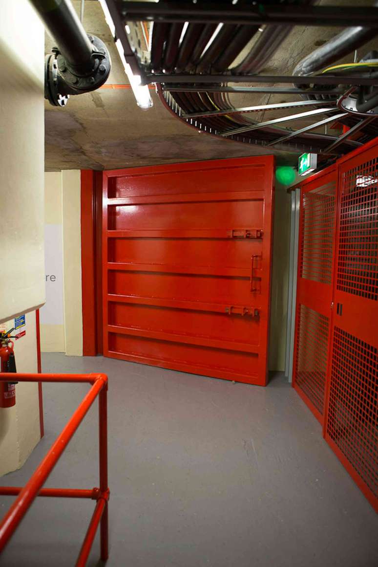 Outra porta &agrave; prova de explos&otilde;es refor&ccedil;ada. Cyberfort/A.R.E. Taylor, CC BY