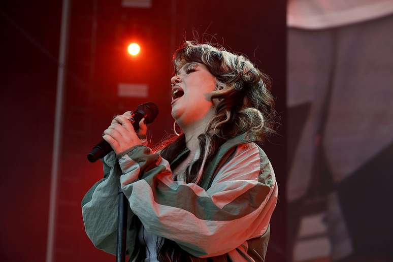 Lola Young encara disputa de créditos musicais após colapso no palco que a levou a pausar sua carreira; produtores reivindicam participação em 4 faixas