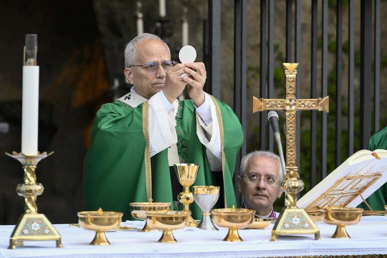 Pontífice precisou trocar de veículo em razão do imprevisto