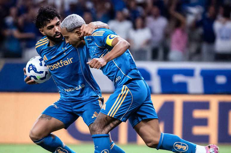 Gabigol celebra seu gol com Matheus Pereira (que deu o passe). Mas no fim, time foca apenas no 1 a 1.