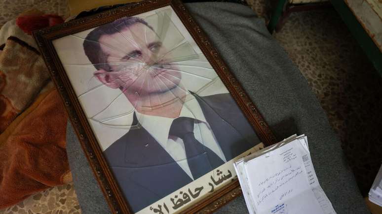 Foto de um retrato do ex-presidente sírio Bashar al-Assad, em um prédio administrativo de Hama, depois que o local foi capturado por forças antigovernamentais em 7 de dezembro de 2024.