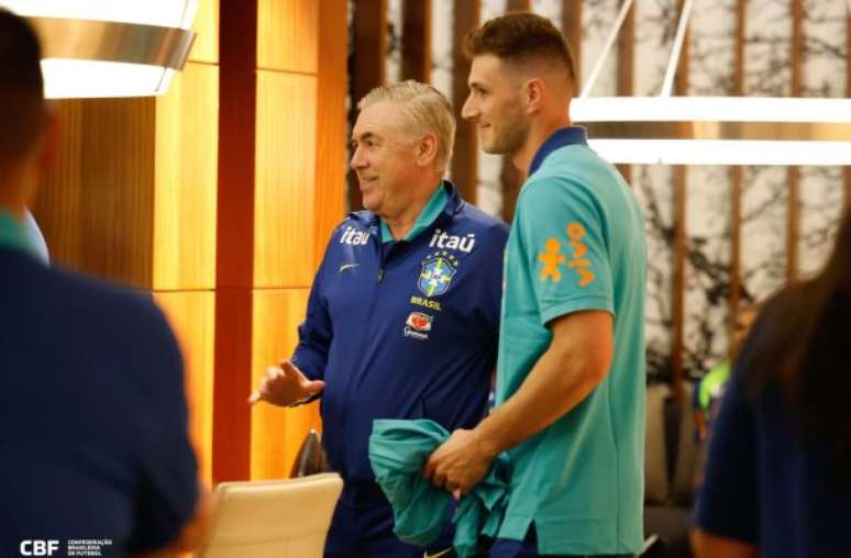 Rodrigo Caetano e Bento se cumprimentam na chegada a Seul –