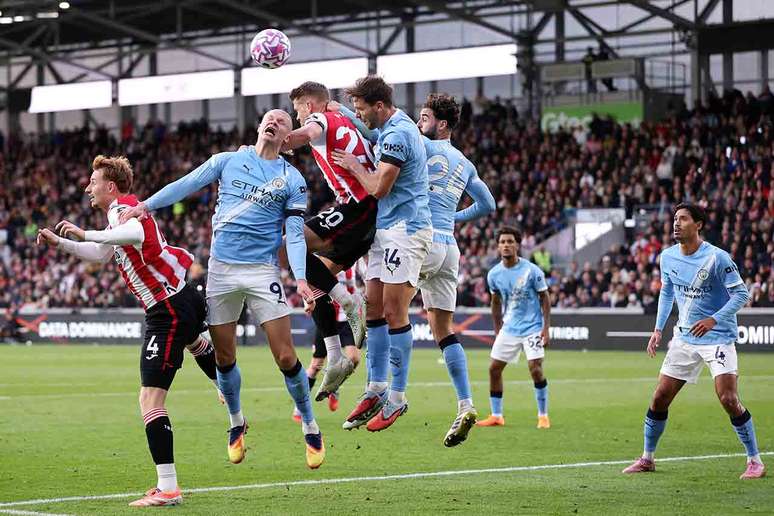 Haaland em disputa de bola com jogadores do Brentford no Gtech Community Stadium –